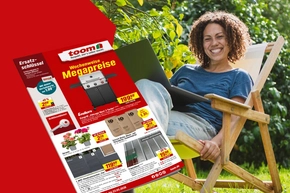 Eine Person entspannt im Liegestuhl im Garten mit einem Werbeprospekt.